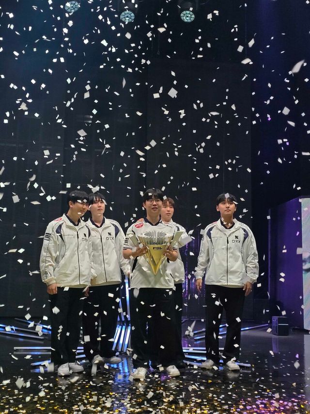 ©AP신문(AP뉴스)/이미지 제공 = DRX ▲DRX는 지난 15일 서울 상암 SOOP 콜로세움에서 열린 ‘FSL 2025 서머(FC 온라인 슈퍼 챔피언스 리그)’ 결승전에서 우승을 차지하며 온라인 축구 게임 종목 리그의 챔피언에 올랐다.