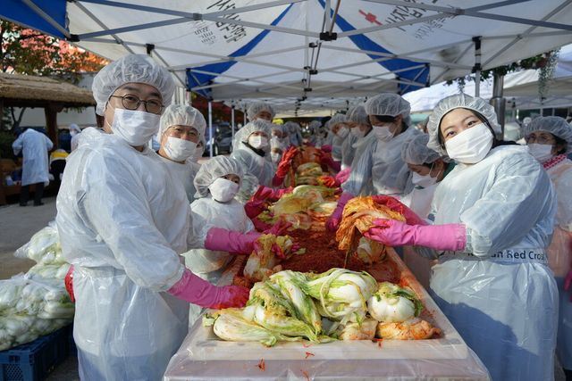 ©AP신문(AP뉴스)/이미지 제공 = 대원제약 ▲대원제약은 서울시 성동구청 앞 광장에서 ‘2025 제20회 사랑의 김장 나누기‘ 행사를 개최했다.