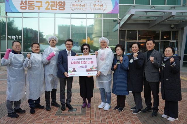 ©AP신문(AP뉴스)/이미지 제공 = 대원제약 ▲대원제약은 서울시 성동구청 앞 광장에서 ‘2025 제20회 사랑의 김장 나누기‘ 행사를 개최했다. (좌측부터) 김주일 대원제약 부사장, 김연섭 대원제약 부사장, 백인영 대원제약 헬스케어사업본부장, 정원오 성동구청장, 임옥희 대한적십자사 성동지구협의회장, 백인환 대원제약 사장, 남연희 성동구의회 의장, 이민옥 서울시의회 의원, 오천수 성동구의회 부의장, 이영심 성동구의회 의원.