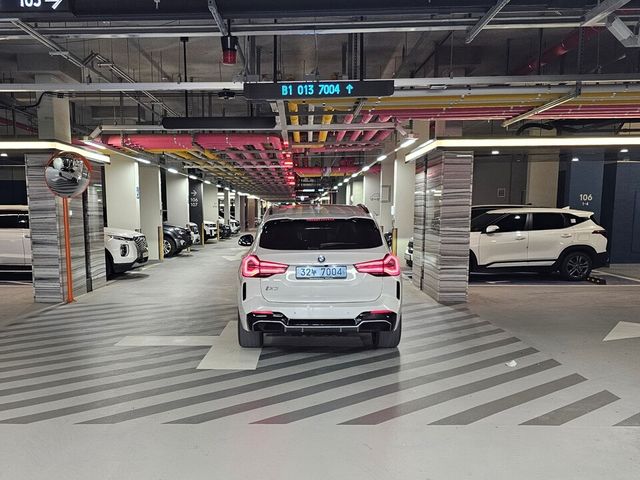 ©AP신문(AP뉴스)/이미지 제공 = 삼성물산 건설부문 ▲래미안 원페를라 단지 내 ‘래미안 AI 주차장’ 경로 안내판이 설치된 모습.