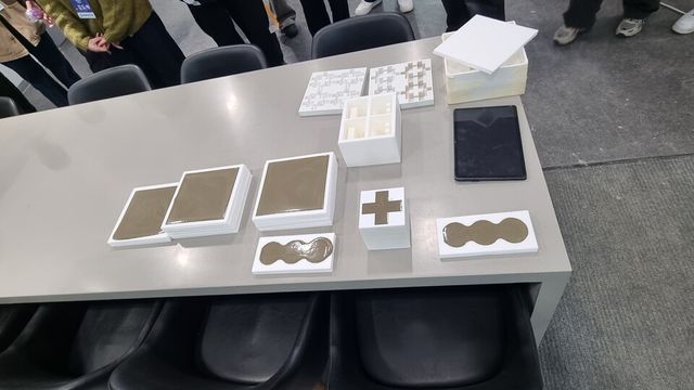 ©AP신문(AP뉴스)/이미지 제공 = 삼표그룹 ▲한양대 건축학과 학생들이 직접 제작한 몰드(공시체)에 콘크리트를 부어 부재를 제작하는 과정을 체험하고 있다.