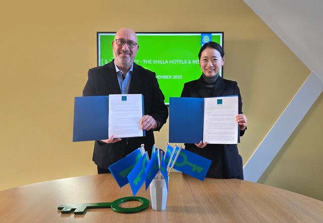 ©AP신문(AP뉴스)/이미지 제공 = 호텔신라 ▲신라호텔 이주영 마케팅 그룹장(오른쪽), 환경교육제단 다니엘 셰퍼 대표가 지난 17일 환경교육재단 본부에서 진행된 '그린키 인증 업무협약식'에 참석해 기념사진을 촬영하고 있다.