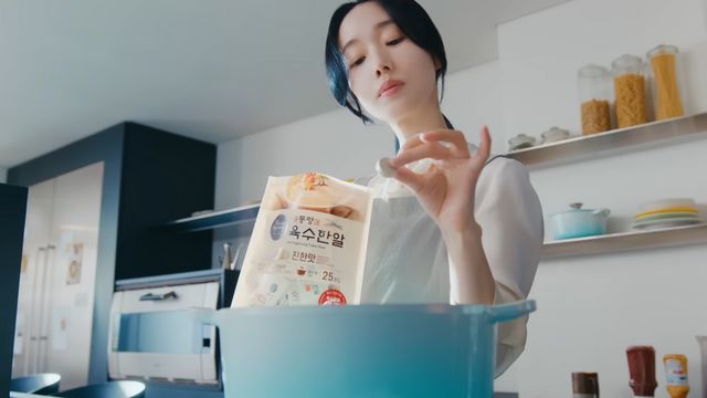 [AP신문 광고평론 No.1425]&nbsp; ​​​​​​​이정현이 해통령 육수한알을 요리에 사용하고 있다. 사진 해통령 유튜브 캡처ⓒAP신문(AP뉴스)