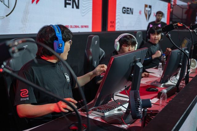 ©AP신문(AP뉴스)/이미지 제공 = 크래프톤 ▲배고파 선수들이 2일 말레이시아 세렘반의 카리스마 아레나(Karisma Arena)에서 열린 크래프톤 주최 'PGS 10' 파이널 스테이지 데이 3 경기에서 치킨 획득 후 환호하고 있다.