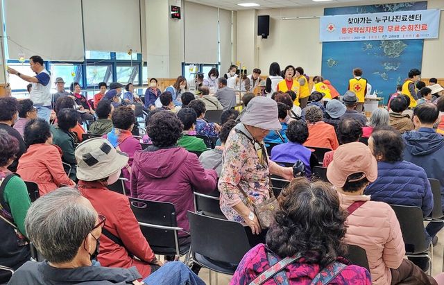 ©AP신문(AP뉴스)/이미지 제공 = 고려아연 ▲고려아연이 후원하는 통영적십자병원 무료 순회진료 사업 ‘찾아가는 누구나진료센터’ 산양읍 진료현장에서 주민들이 대기하는 모습.