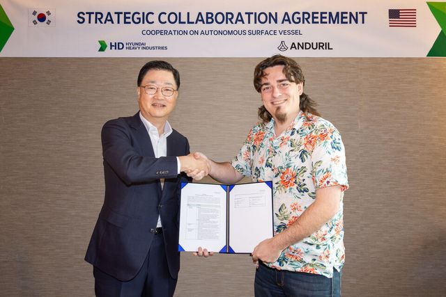 ©AP신문(AP뉴스)/이미지 제공 = HD현대 ▲HD현대중공업 주원호 사장(왼쪽)과 안두릴 팔머 럭키 공동 설립자가 서울 중구 웨스틴 조선호텔에서 'ASV 설계 및 건조' 계약 체결 기념촬영을 하고 있다.