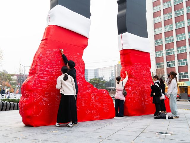 ©AP신문(AP뉴스)/이미지 제공 = 세화미술관 ▲'2025 해피뉴이어 해머링맨' 이벤트에 참여해 새해 소원을 적는 관람객들의 모습.