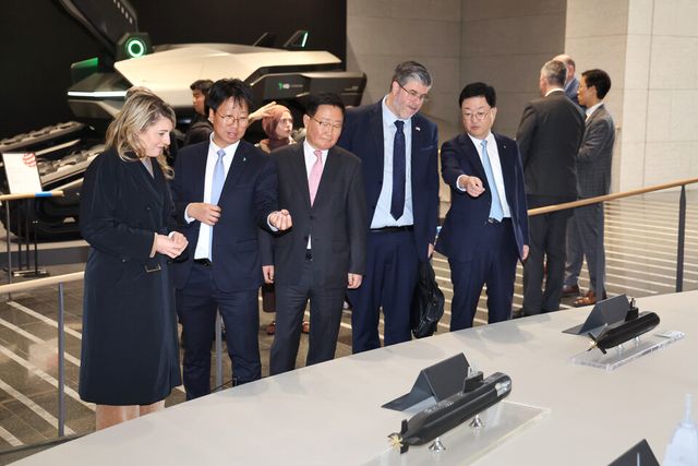 ©AP신문(AP뉴스)/이미지 제공 = HD현대 ▲25일 멜라니 졸리(Melanie Joly) 캐나다 산업부 장관과 필립 라포튠(Philippe Lafortune) 주한 캐나다 대사 일행이 HD현대 조석 부회장, HD현대중공업 주원호 사장과 함께 HD현대 글로벌R&D센터에서 미래형 선박·잠수함·호위함 등 함정 모형을 둘러보고 있다.