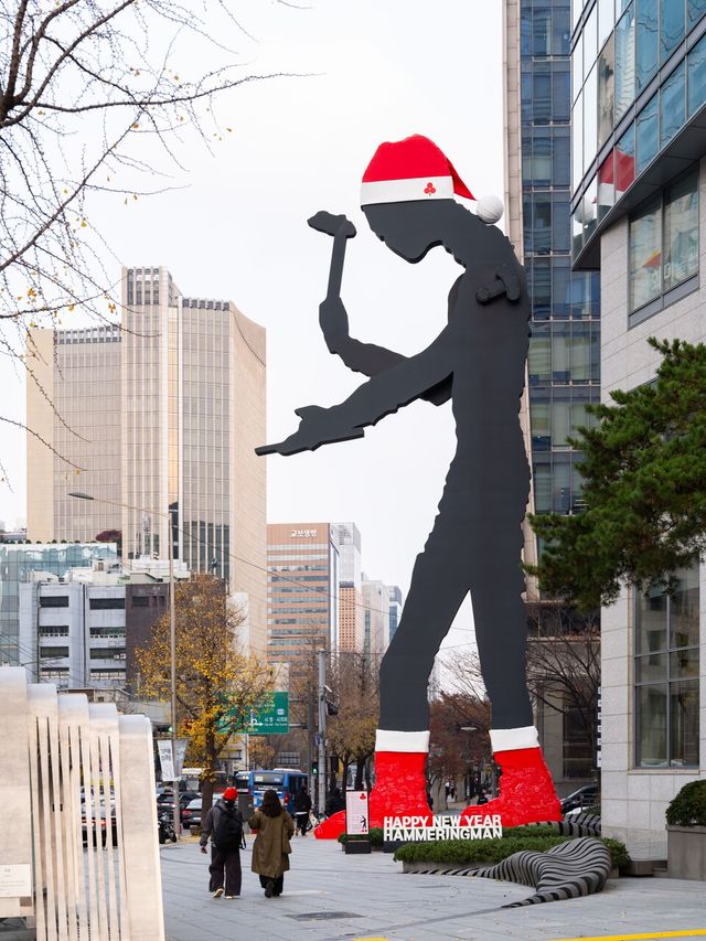 ©AP신문(AP뉴스)/이미지 제공 = 세화미술관 ▲산타 복장으로 갈아입은 '2025 해피뉴이어 해머링맨'