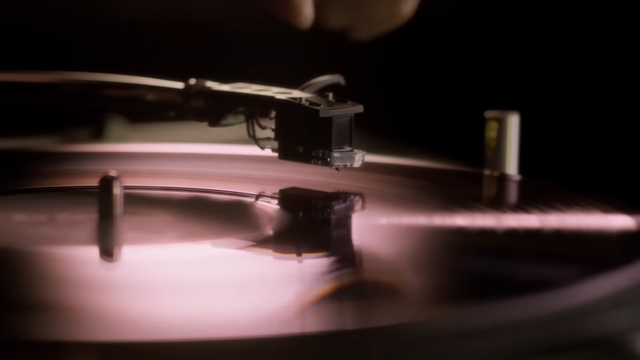 [AP신문 광고평론 No.1431]&nbsp; ​​​​​​​턴테이블 위 LP판에서 음악이 흘러나오고 있다. 사진 신한카드 유튜브 캡처ⓒAP신문(AP뉴스)