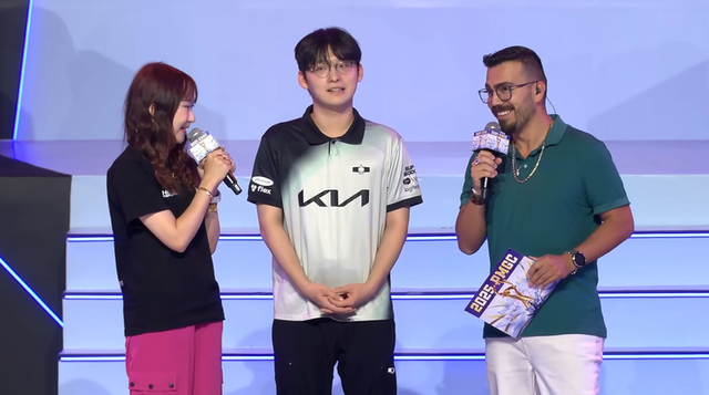 ©AP신문(AP뉴스)/ 이미지 제공 = 크래프톤 ▲디플러스 기아 '놀부' 송수안 선수가 현지 스테이지 호스트와 인터뷰를 진행하고 있다.