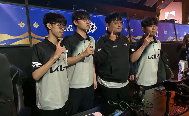 ©AP신문(AP뉴스)/이미지 = 크래프톤 중계화면 ▲디플러스 기아 선수들이 29일 태국 방콕&nbsp;임페리얼 월드 삼롱에서 열린 'PMGC 2025' 그룹 스테이지 그린 그룹 데이 2 경기에서 매치 9 치킨 획득 후 기념촬영을 하고 있다. (왼쪽부터) '칩스' 정유찬, '놀부' 송수안, '파비안' 박상철, '오살' 고한빈 선수.