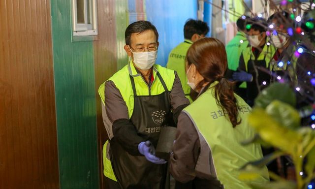 ©AP신문(AP뉴스)/이미지 제공 = 금호석유화학그룹 ▲금호석유화학그룹 대전 중앙연구소 연탄봉사 활동