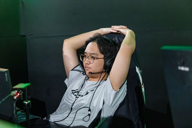 ©AP신문(AP뉴스)/이미지 제공 = 크래프톤 ▲젠지 '플레임' 문지훈 선수가 경기가 뜻대로 풀리지 않자 머리 뒤로 손을 얹은 채 아쉬움을 삼키고 있다.