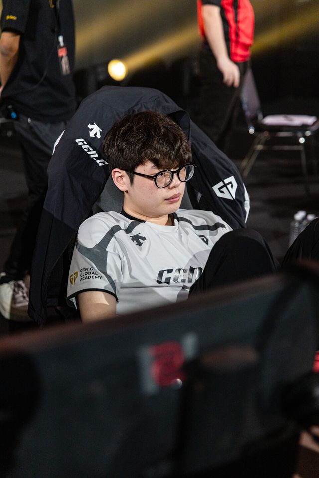 ©AP신문(AP뉴스)/이미지 제공 = 크래프톤 ▲젠지 '오르카' 이장원 선수가 경기가 뜻대로 풀리지 않자 깊은 생각에 잠겨 있다.