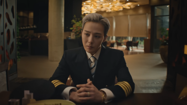 [AP신문 광고평론 No.1414]&nbsp; ​​​​​​​기장복을 입고 있는 지드래곤. 사진 돌고래유괴단 유튜브 캡처ⓒAP신문(AP뉴스)