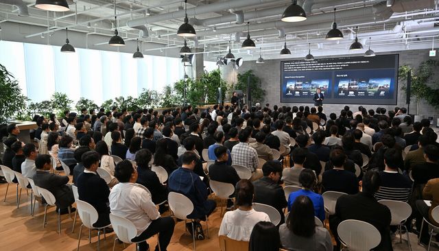 ©AP신문(AP뉴스)/이미지 제공 = 현대자동차 ▲호세 무뇨스 현대차 사장이 지난 5일&nbsp;현대차 강남대로 사옥에서 열린 타운홀 미팅 ‘2025 리더스 토크'에 참석해 임직원들에게 메시지를 전달하고 있다.