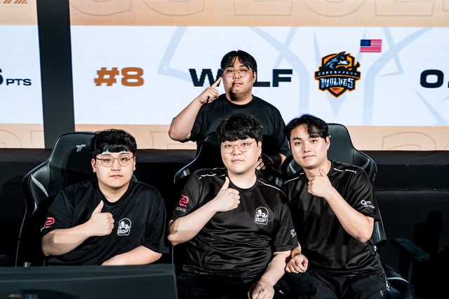 ©AP신문(AP뉴스)/이미지 제공 = 크래프톤 ▲1일 태국 방콕에서 열린 'PGC 2025' 그룹 스테이지 B그룹 2일 차 경기에서 배고파(Baegopa) 선수단이 매치 11 치킨을 획득한 뒤 밝은 표정으로 기념 촬영을 하고 있다. (앞줄 왼쪽부터) ''아칸' 김민욱 선수, '성장' 성장환 선수, '피오' 차승훈 선수, (뒷줄) '규연' 최규연 선수가 카메라를 향해 엄지를 치켜세우며 자신감을 내비치고 있다.