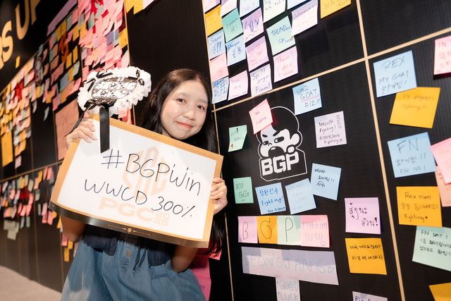 ©AP신문(AP뉴스)/이미지 제공 = 크래프톤 ▲1일 태국 방콕 'PGC 2025' 현장에서 한 여성 팬이 배고파(Baegopa)의 승리를 기원하는 정성스러운 치어풀을 들어 보이고 있다. 팬이 적은 문구처럼 배고파는 이날 매치 11에서 값진 치킨을 획득하며, 현장을 찾은 팬들의 열띤 응원에 확실하게 화답했다. 뒤로 보이는 수많은 응원 메시지들이 배고파의 뜨거운 인기를 실감케 한다.