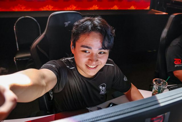 ©AP신문(AP뉴스)/이미지 제공 = 크래프톤 ▲배고파(Baegopa)의 '피오' 차승훈 선수가 카메라를 향해 밝게 웃으며 손을 뻗고 있다. 피오는 데이 1에 이어 이날도 8킬을 기록, 2년 만의 PGC 복귀 무대라는 공백이 무색할 만큼 순조로운 적응력을 보여주고 있다.