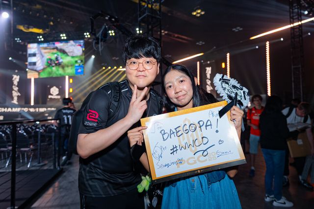 ©AP신문(AP뉴스)/이미지 제공 = 크래프톤 ▲배고파(Baegopa)의 '성장' 성장환 선수가 경기장을 찾은 팬과 함께 다정하게 기념 촬영을 하고 있다. 팬이 든 치어풀 속 