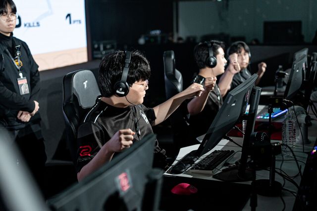 ©AP신문(AP뉴스)/이미지 제공 = 크래프톤 ▲1일 태국 방콕에서 열린 'PGC 2025' 그룹 스테이지 B 그룹 2일 차 매치 11에서 배고파(Baegopa) 선수들이 치킨을 획득한 직후 주먹을 불끈 쥐며 환호하고 있다.