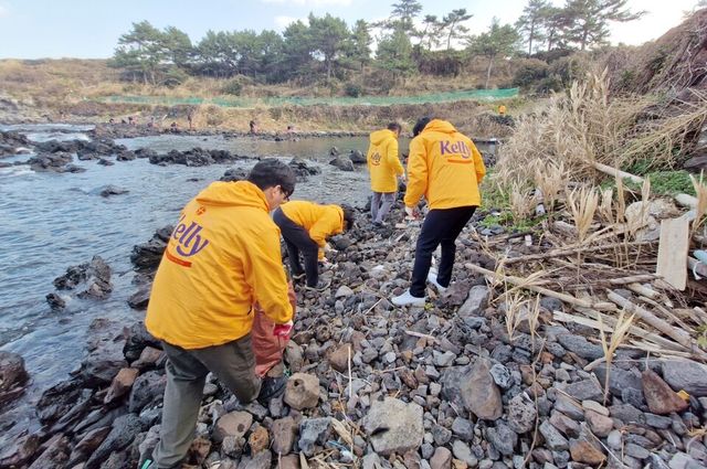 ©AP신문(AP뉴스)/이미지 제공 = 하이트진로 ▲하이트진로는 지난 8일 제주 조천읍 닭머르해변에서 하이트진로 제주지점과 제주해양경찰청, 제주아라종합사회복지관 관계자 등 50명이 넘는 인원이 동참한 가운데 4분기 해변 환경정화활동을 진행했다.