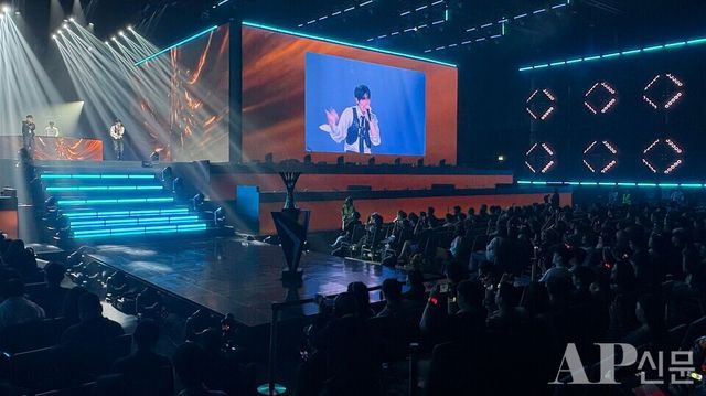 ⓒAP신문(AP뉴스)/ 박수연 기자 =&nbsp;▲12일 태국 방콕 시암 파라곤에서 진행된&nbsp;'펍지 유나이티드(PUBG UNITED)' 그랜드 파이널 개막식에서&nbsp; DJ R.Tee와&nbsp;‘비트펠라 하우스’의 윙, 히스가 오프닝 세레머니를 하고 있다.&nbsp;