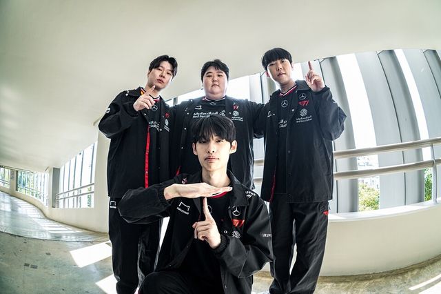 ©AP신문(AP뉴스)/이미지 제공 = 크래프톤 ▲T1 선수단. (가운데부터 시계 방향으로) '헤더' 차지훈, '이엔드' 노태영, '타입' 이진우, '레이닝' 김종명 선수.