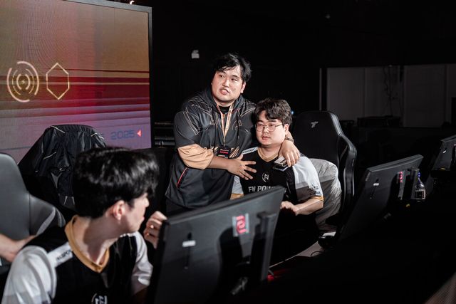 ©AP신문(AP뉴스)/이미지 제공 = 크래프톤 ▲‘정말 고생했어’...FN 포천 '치즈' 황지수 코치가 묵묵히 제 몫을 다해준 '제니스' 이재성 선수를 안아주며 승리의 기쁨을 나누고 있다.