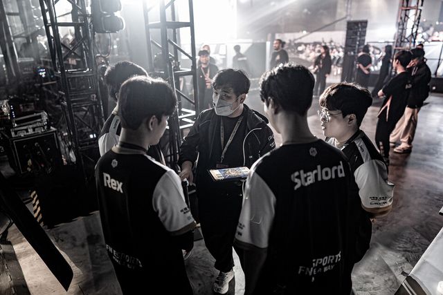 ©AP신문(AP뉴스)/이미지 제공 = 크래프톤 ▲FN 포천의 '치즈' 황지수 코치가 선수들을 모아놓고 심각한 표정으로 전략 피드백을 진행하고 있다.