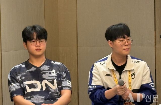 ©AP신문(AP뉴스) 박수연 기자 ▲DN 프릭스 '플리케' 김성민 감독(오른쪽)과 '살루트' 우제현 선수가 지난 11일 태국 방콕 현지에서 열린 기자 간담회에 참석해 질문에 답하고 있다.