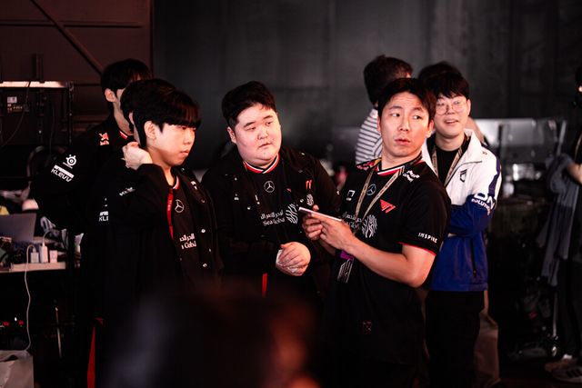 ©AP신문(AP뉴스)/이미지 제공 = 크래프톤 ▲T1 '쏘닉' 신명관 감독(오른쪽)이 백스테이지에서 선수들과 함께 데이터를 확인하며 전략을 논의하고 있다.&nbsp;