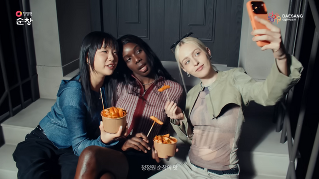 [AP신문 광고평론 No.1440]&nbsp;​​​​​​​고추장으로 만든 떡볶이를 즐기고 있는 외국인들. 사진&nbsp; 청정원 푸드캐스트 유튜브 캡처ⓒAP신문(AP뉴스)