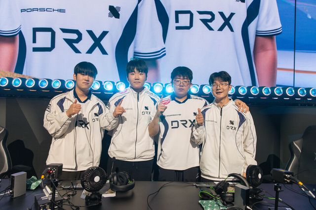 ©AP신문(AP뉴스)/이미지 제공 = 크래프톤 ▲12일&nbsp;태국 &nbsp;방콕 시암 파라곤(Siam Paragon) 특설 경기장에서 열린 'PMGC 2025' 그랜드 파이널 데이 1&nbsp;경기에서 DRX 선수들이 매치 5 치킨 획득 기념촬영을 하고 있다. (왼쪽부터) '씨재' 최영재, '쏘이지' 송호진, '큐엑스' 이경석, '현빈' 전현빈 선수.