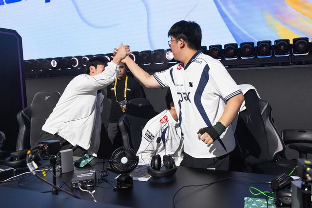 ©AP신문(AP뉴스)/이미지 제공 = 크래프톤 ▲12일&nbsp;태국 &nbsp;방콕 시암 파라곤(Siam Paragon) 특설 경기장에서 열린 'PMGC 2025' 그랜드 파이널 데이 1&nbsp;경기에서 DRX '큐엑스' 이경석 선수와 '씨재' 최영재 선수가 매치 5 치킨 획득 후 하이파이브를 하며 환호하고 있다.