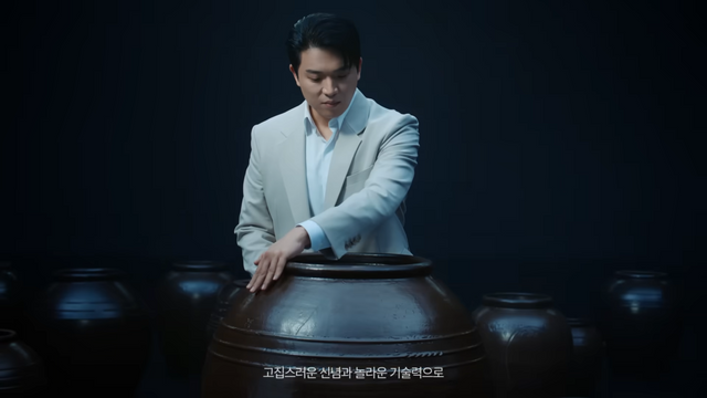 [AP신문 광고평론 No.1440]&nbsp;​​​​​​​장이 담긴 항아리를 보고 있는 안성재 셰프. 사진&nbsp; 청정원 푸드캐스트 유튜브 캡처ⓒAP신문(AP뉴스)