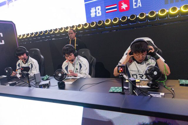 ©AP신문(AP뉴스)/이미지 제공 = 크래프톤 ▲12일&nbsp;태국 &nbsp;방콕 시암 파라곤(Siam Paragon) 특설 경기장에서 열린 'PMGC 2025' 그랜드 파이널 데이 1&nbsp;경기에서 DRX 선두들이 매치 5 치킨 획득 직후 환호하고 있다.