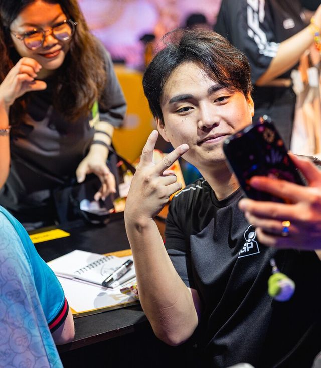 ⓒAP신문(AP뉴스)/ 이미지 제공 = 크래프톤 ▲지난 14일 방콕 시암 파라곤(Siam Paragon)에서 열린 ‘펍지 유나이티드’ 팬미팅에서 배고파 ‘피오’ 차승훈 선수가 팬과 셀카를 찍고 있다.