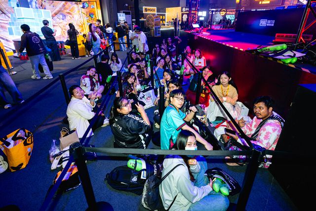 ⓒAP신문(AP뉴스)/ 이미지 제공 = 크래프톤 ▲지난 14일 방콕 시암 파라곤(Siam Paragon)에서 열린 ‘펍지 유나이티드’ 팬미팅 시작 전부터 팬들이 선수들과의 만남을 기다리며 줄을 길게 서고 있다.