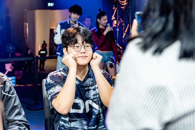 ⓒAP신문(AP뉴스)/ 이미지 제공 = 크래프톤 ▲지난 13일 방콕 시암 파라곤(Siam Paragon)에서 열린 ‘펍지 유나이티드’ 팬미팅에서 DNF ‘살루트’ 우제현 선수가 팬들을 위해 잔망스러운 포즈를 취하고 있다.