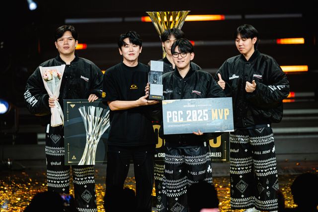 ©AP신문(AP뉴스)/이미지 제공 = 크래프톤 ▲'발렌시아가' 입은 챔피언의 위엄. PGC 2025 MVP에 선정된 풀 센스의 '벨모스'(오른쪽)가 발렌시아가가 우승팀을 위해 특별 제작한 한정판 재킷을 입은 채, 장태석 펍지 스튜디오 총괄과 함께 포즈를 취하고 있다.