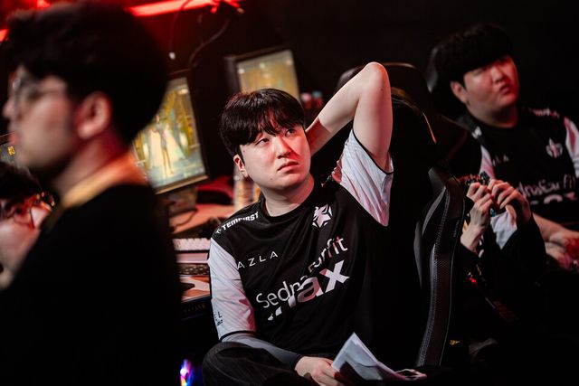 ©AP신문(AP뉴스)/이미지 제공 = 크래프톤 ▲아즈라 펜타그램의 '글라즈' 윤성빈 선수가 매치를 일찌감치 마치고 다른 팀들의 경기 상황을 지켜보고 있다.