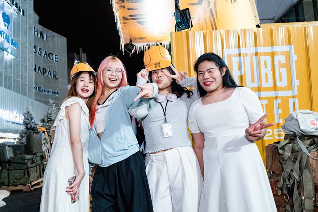 ⓒAP신문(AP뉴스)/ 이미지 제공 = 크래프톤 ▲‘펍지 유나이티드’ 팝업을 찾은 관람객들이 기념 촬영을 하고 있다. 관람객들은 배틀그라운드 콘셉트의 소품을 착용하고 사진을 남기며 현장 분위기를 즐겼다.