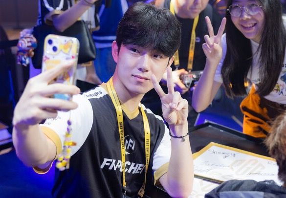 ⓒAP신문(AP뉴스)/ 이미지 제공 = 크래프톤 ▲지난 12일 방콕 시암 파라곤(Siam Paragon)에서 열린 ‘펍지 유나이티드’ 팬미팅에서 FN포천 ‘렉스’ 김해찬 선수가 팬과 셀카를 찍고 있다.