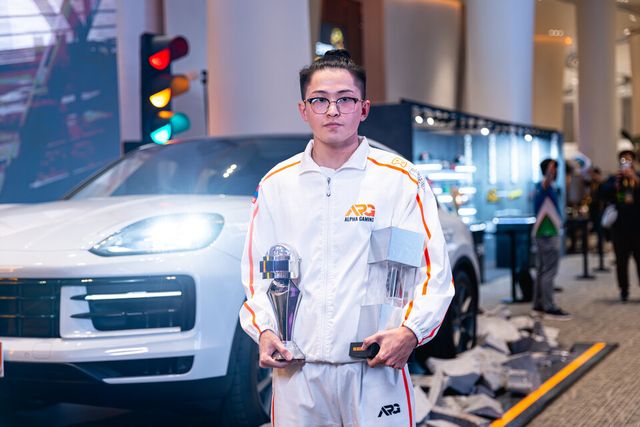 ©AP신문(AP뉴스)/이미지 제공 = 크래프톤 ▲순위를 초월한 'MVP'의 품격. 팀의 3위 성적에도 불구하고 압도적인 개인 기량으로 PMGC 2025 MVP에 선정된 '탑' 선수가 포르쉐 앞에서 묵직한 존재감을 뽐내고 있다. 그는 이날 시상식 내내 웃음기 없는 담담한 표정으로 '냉철한 승부사'다운 면모를 보였다.