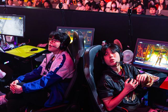 ©AP신문(AP뉴스)/이미지 제공 = 크래프톤 ▲DN 프릭스 선수들이 매치를 일찌감치 마치고 다른 팀들의 경기 상황을 지켜보고 있다. (오른쪽부터) '디엘' 김진현 선수, '살루트' 우제현 선수.