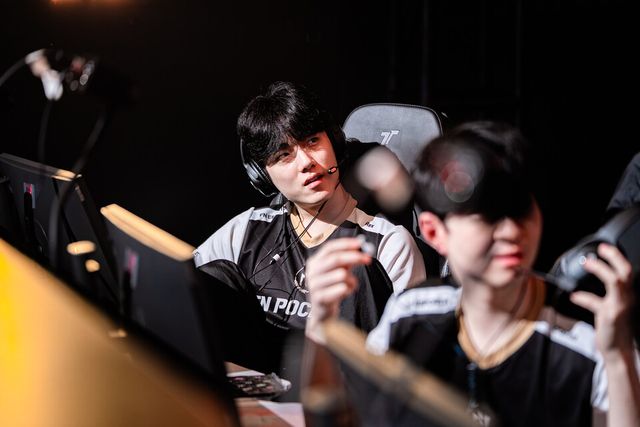 ©AP신문(AP뉴스)/이미지 제공 = 크래프톤 ▲FN 포천의 '렉스' 김해찬 선수가 매치 종료 후 팀원들과 이야기를 나누고 있다.