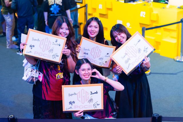 ⓒAP신문(AP뉴스)/ 이미지 제공 = 크래프톤 ▲지난 14일 방콕 시암 파라곤(Siam Paragon)에서 열린 ‘펍지 유나이티드’ 팬미팅에서 팬들이 선수들의 사인을 받은 후 기념촬영을 하고 있다.