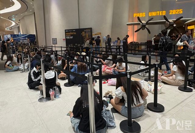 ⓒAP신문(AP뉴스)/ 박수연 기자 =&nbsp;▲13일 오프닝 세리머니가&nbsp;열린 태국 방콕 시암 파라곤(Siam Paragon) 경기장에는 무대 시작 약 4시간 전부터 관람객들의 긴 줄이 이어졌다.